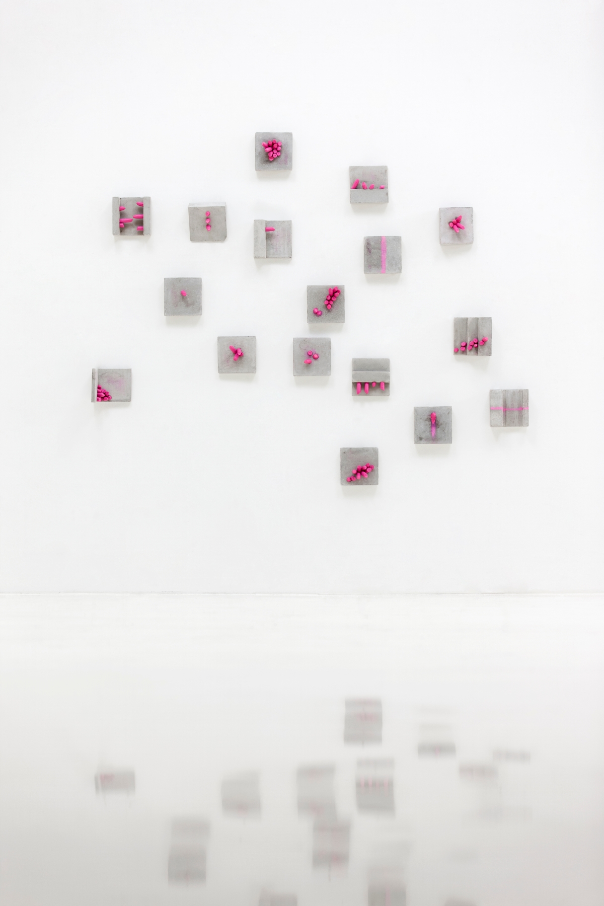 L’ air rosé 핑크빛 기류｜11x11cm(17개)｜가변설치｜시멘트, 립스틱｜2015